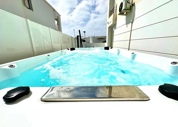 Casa Caleton Blanco Pool And Puerto del Carmen (Lanzarote)